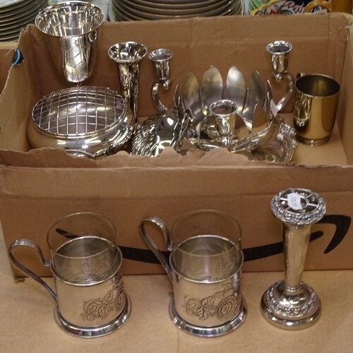 A quantity of silver plated ware, to include rose bowls, bud...