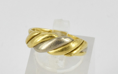 AN 18ct GOLD RING