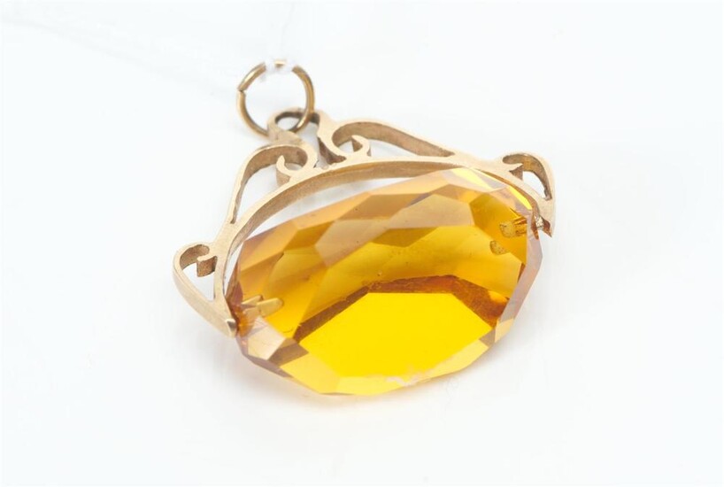 AN ANTIQUE CITRINE SPINNER IN 9CT GOLD, LENGTH 33MM, 8.5GMS