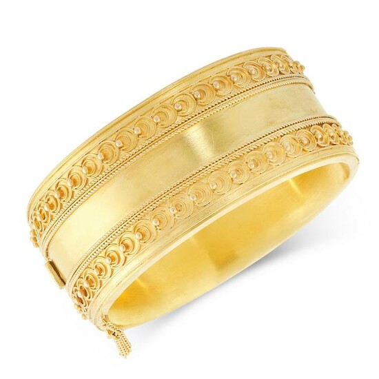 AN ANTIQUE CUFF BANGLE, 19TH CENTURY in yellow gold