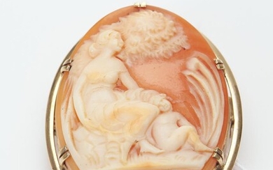 AN ANTIQUE SHELL CAMEO BROOCH IN 9CT GOLD, FEATURING A CLASSICAL SCENE, 32 X 25MM