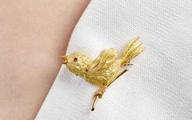 ANNÉES 1960 BROCHE OISEAU CHANTEUR Elle représente un oiseau perché sur une branche en or...