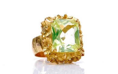 An 18ct hallmarked lemon quartz single stone ring, emerald c...