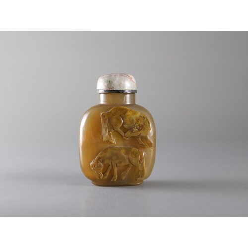 An Agate 'Two Horses' Snuffbottle,19th century (insert)H: 6....