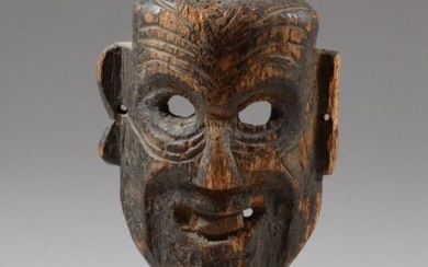 BHOUTAN. Important et très ancien masque de grotesque, à la forte expression. Bois très patiné....