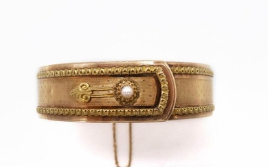 BRACELET Second half of the 19th century in 18K pink and yellow gold and white pearl (untested), with very fine chiselled and sculpted decoration (slight dents). Secure ratchet clasp. French work. Length: 17.5 cm. Width: 1.8 cm. Gross weight : 26.86...