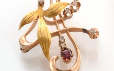 BROCHURE in 585 yellow gold with floral decoration enhanced with rose-cut diamonds and a garnet holding a pearl (untested). Gross weight: 7.7 g Height: 4.5 cm A yellow gold, diamonds, garnet and pearl pendant