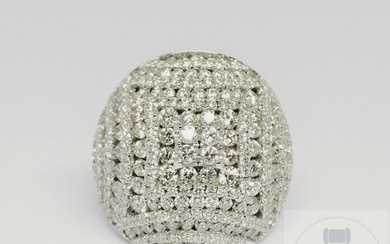 Importante bague "pavé" en or blanc ronde, couverte par 376 diamants pour un total de...