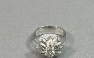 Bague en forme de fleur en orgris 18K (750/°°°) orné d'un diamant Tour de doigt...