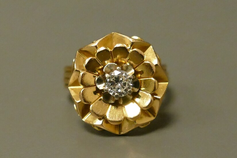 Bague en or jaune 18 carats (750 millièmes) stylisée d'une fleur centrée d'un diamant taille...