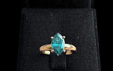 Bague marquise en or jaune ornée d'un diamant bleu (fancy deep (AA) / greenish blue...