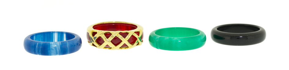 Bague or 750 et ses 4 anneaux interchangeables en résine de différentes couleurs, signée Sylvie Lambert, doigt 54-14