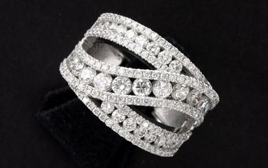Bague particulièrement belle avec trois anneaux ouverts en or blanc (18 carats) sertis d'environ 2...