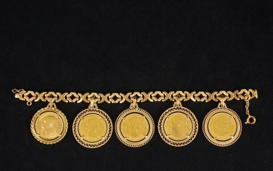 Bracciale in oro giallo 18kt. con 5 sterline inglesi pendenti parimenti in...