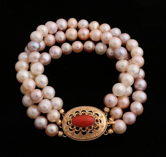 Bracelet with pearls with a yellow gold clasp, 585/000