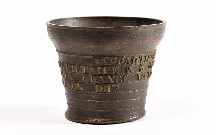 Bronze mortar with patina medal bearing on the body and on three registers inscription : "belonged to Mr Benoit Clavel" "owner in S Martin in high place" "melted by Burdin of the barn built" "In Lyon 1817". Period beginning of the 19th century. H :11...