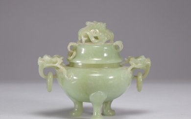 Brûle-parfum en jade vert orné de dragons Poids: 660 g Région: Chine Dimensions: H 130...