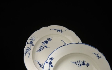 CHANTILLY, XVIIIe siècle Six assiettes à potage à bord contourné en porcelaine tendre à décor...