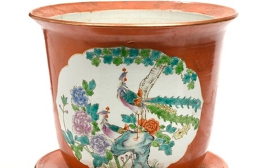 CHINE, XXe. Jardinière et coupelle en porcelaine polychrome, à décor d'oiseaux, fleurs et rochers dans...