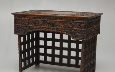 CHINESE SIDE TABLE. LACQUERED WOOD. REPUBLIC ERA, AROUND 1930.