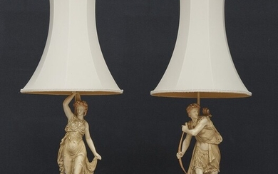 COUPLE D'ABAT-JOUR 20e siècle Représentant Diane et Apollon, en pâte de marbre, avec abat-jour en...