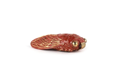 Chine, dynastie Qing Élégante tabatière en porcelaine moulée prenant la forme d’une cigale, émaillée de...