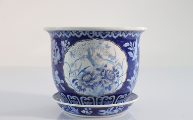 Chine vase et plat en porcelaine blanc bleu marque sous la pièce .