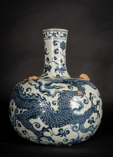 Chinese Art. A blue and white porcelain tianqiuping globular vase with dragon Qing dynasty, 19th