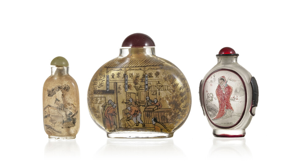 Collection de 3 flacons à priser en verre, Chine, XXe s., décor peint sous verre de personnages: 1 orné de vase, inscriptions, personnage