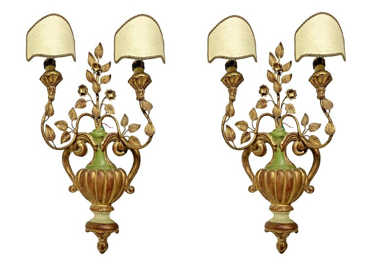 Coppia di applique a forma di vasi in legno e metallo laccato e dorato, a due luci