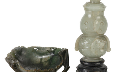 Coupelle en jade et vase couvert miniature en jade, Chine, la coupelle en jade en forme de feuille, ornée de fleur et branchages, le vase d