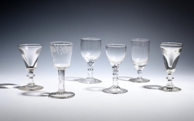 Deux verres trompeurs vers 1820, avec des bols en forme d'entonnoir sur des tiges à...