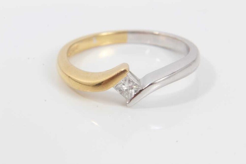 Diamond single stone ring with a princess cut diamond estimated to weigh approximately 0.15cts in a cross-over setting with opposing 18ct white and yellow gold shank, ring size P.