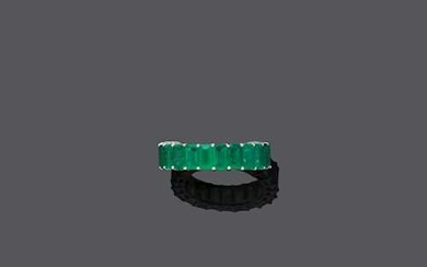 EMERALD AND GOLD RING.