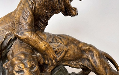 Edouard DROUOT (1859-1945) Les Deux Tigres Sculpture en bronze à patines brune et dorée. Signé...