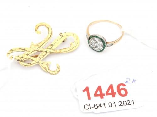 Een 14 krt gouden broche en een Art Deco entourage ring met smaragd en diamant, gebreken, 4.4 gram.