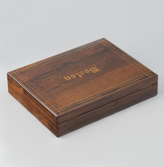 English game box in rosewood with marquetry in lemongrass, late 19th Century-early decades of the 20th Century.