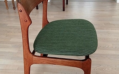 Erik Buck: A pair of six teak side chairs, upholstered in wool. Manufactured by Odense Maskinsnedkeri/O.D. Møbler. (6)