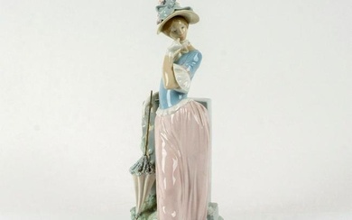Esthetic Pose 1004850 - Lladro Porcelain Figurine