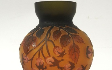 Établissements GALLÉ Vase à col renflé en verre multicouche dans les teintes brune et orangée,...