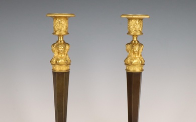 Frankrijk, paar groen gepatineerde en vuurvergulde bronzen eenlichts kandelaars Retour d'Egypte, Empire, circa 1805.