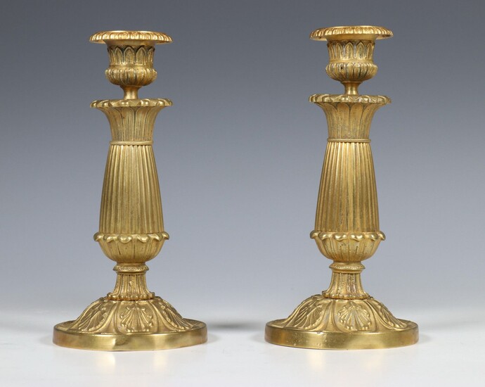 Frankrijk, paar verguld bronzen éénlichts kandelaars, laat Empire, ca. 1840,...