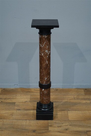 (-), Franse zwart- en roodmarmeren zuilvormige piëdestal op...