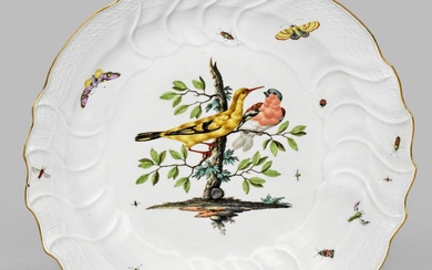 Grand plat à décor d'"oiseaux des bois" Forme de base ronde avec miroir en creux...
