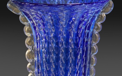 Grand vase de Murano de Barovier & Toso Forme de cloche nervurée, sur les côtés...