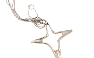 Henning Koppel: A “Nordic Star” pendant of sterling silver. Design 151. Accompanied by necklace. 8×6.5 cm. L. ca. 60 cm. Georg Jensen after 1945. (2)