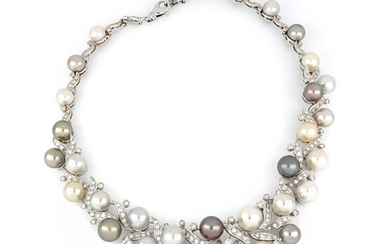 Important collier en or blanc et jaune 18 carats avec des perles de culture des...