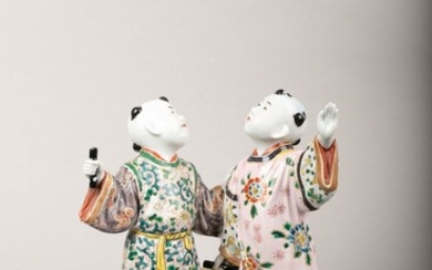 Japon, vers 1900 Groupe en porcelaine de Kutani, représentant deux karako (enfants chinois) regardant vers...