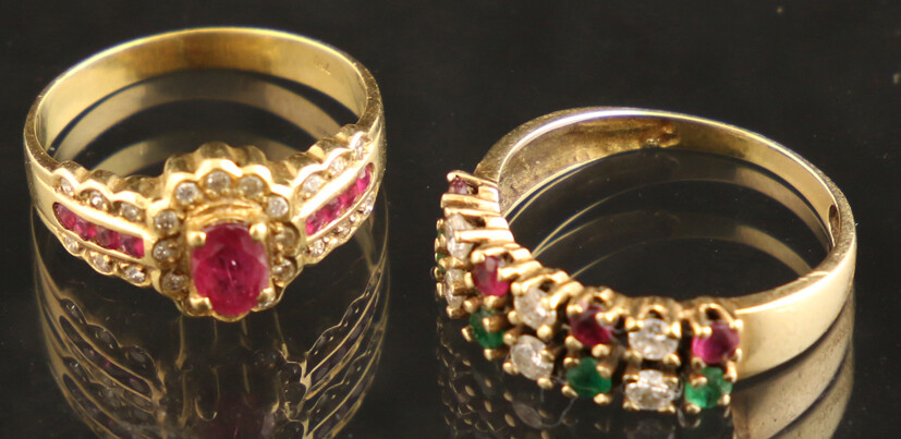 Jewellery gold - Two yellow gold rings; one 18k gold clusterring set with a ruby, encirlced by single-cut diamonds and callibrated rubies, and one 14k gold two-row ring set with four round-cut rubies, four round-cut emeralds and eight brilliant-cut...
