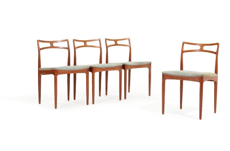 Johannes Andersen: A set of four teak side chairs upholstered in seats with grey wool. Manufactured by Chr. Linneberg. (4)
